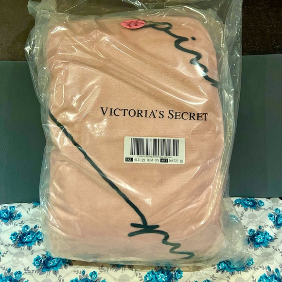 Victoria’s Secret PINK Silver Pink Linear Script Cozy Plush Blanket